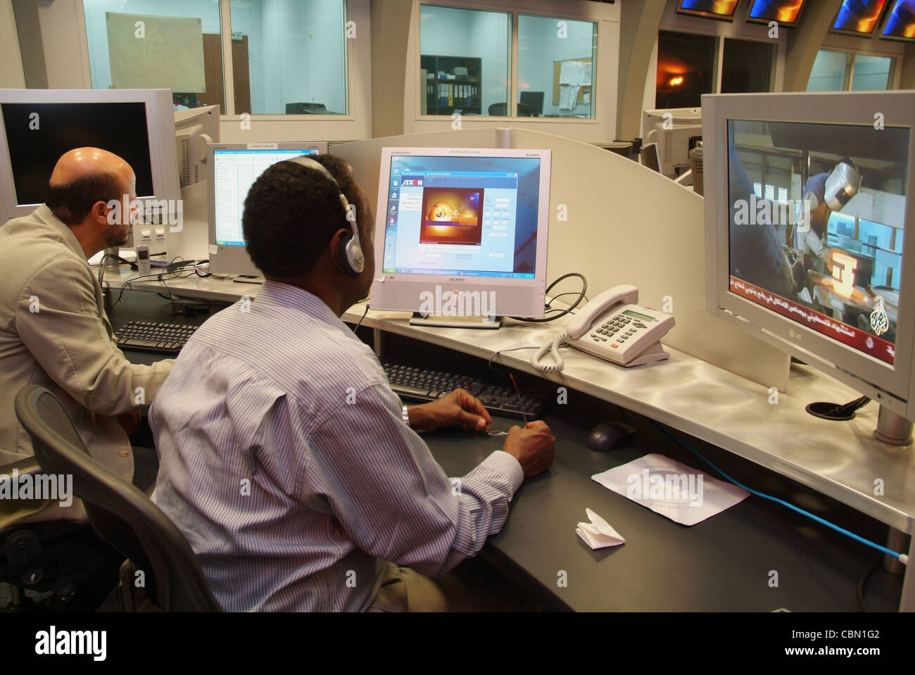 Al Jazeera Fernsehen Newsroom mit Reporter und Redakteure recherchieren Geschichten. Al Jazeera nähert sich seinem 10-jährigen Jubiläum. Stockfoto