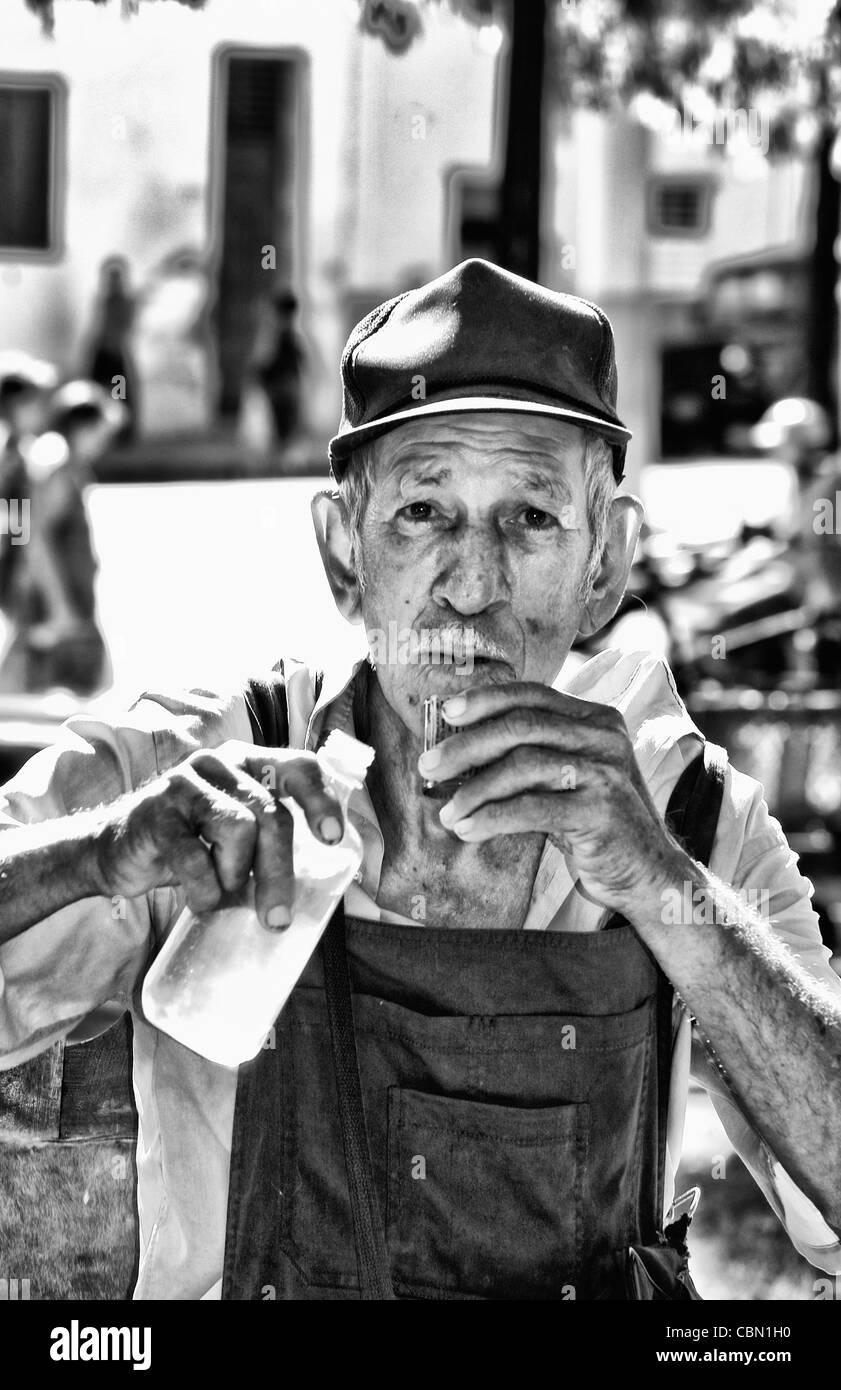Porträt-Nahaufnahme des alten Mannes trinken im Center Park von Cienfuegos Kuba Stockfoto