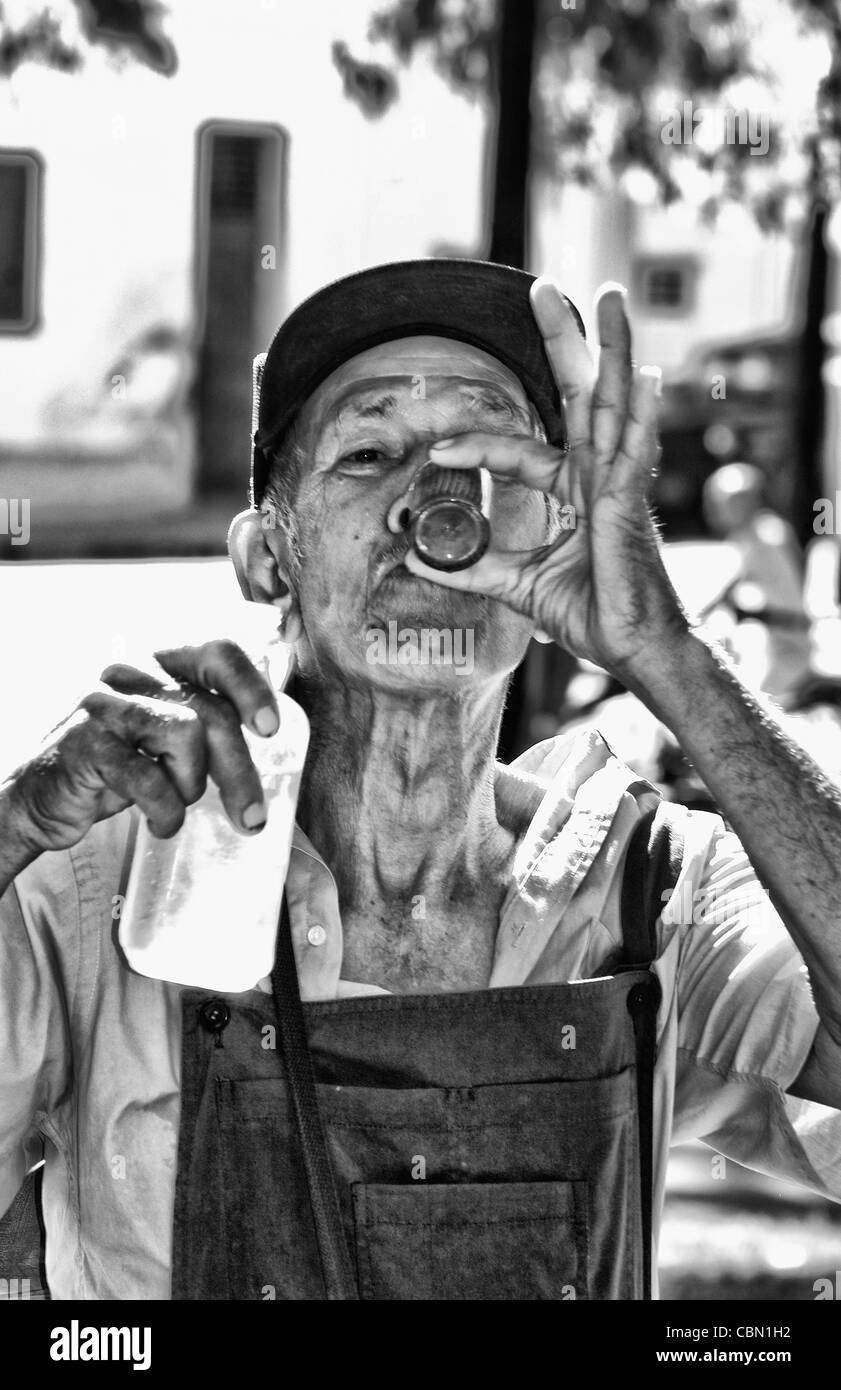 Porträt-Nahaufnahme des alten Mannes trinken im Center Park von Cienfuegos Kuba Stockfoto