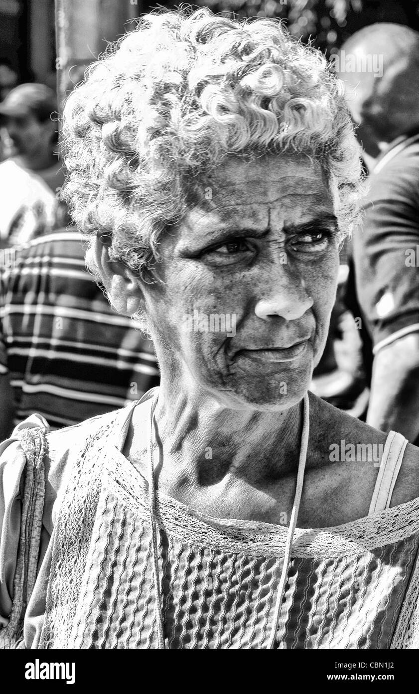 Alte Dame mit weißen Haaren Porträt in der Innenstadt von Cienfuegos Kuba Stockfoto