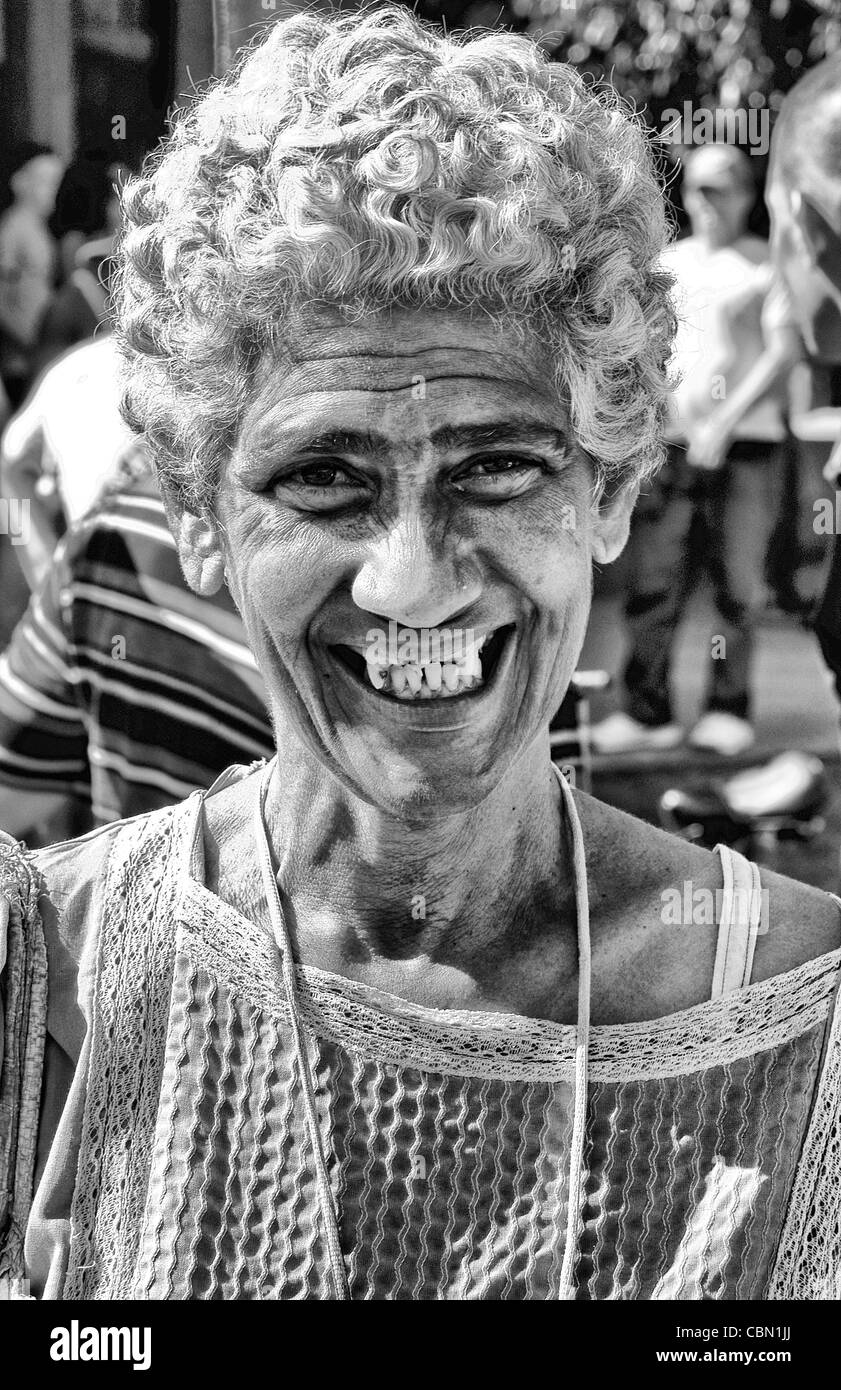 Alte Dame mit weißen Haaren Porträt in der Innenstadt von Cienfuegos Kuba Stockfoto