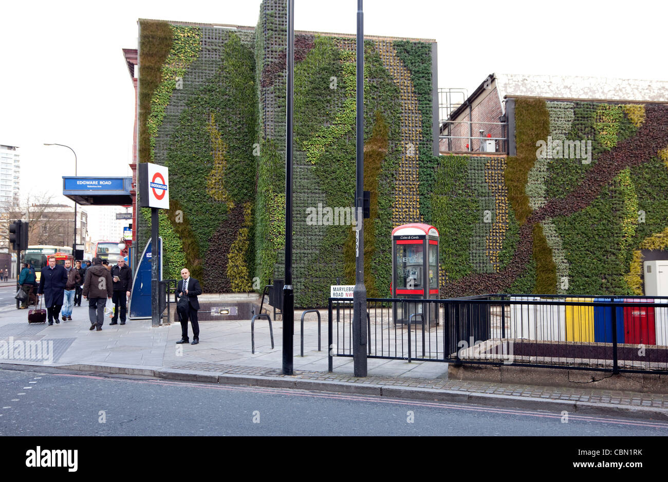 Vertikalen Garten in Edgware Road, Central London, Verkehrsbelastung zu absorbieren Stockfoto