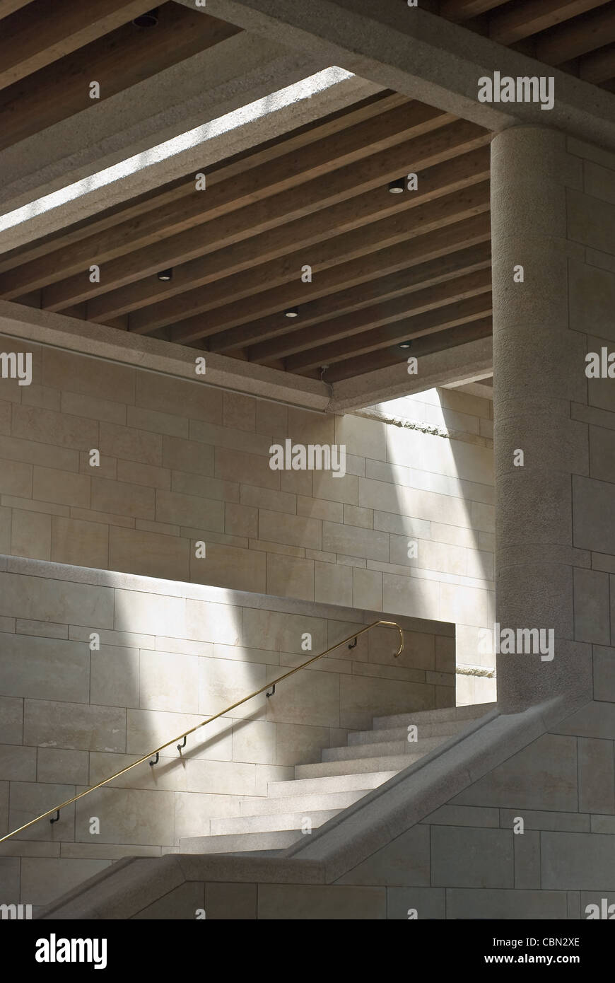 Kreative sonnenbeschienenen Treppe als Interior-Design-Element Stockfoto
