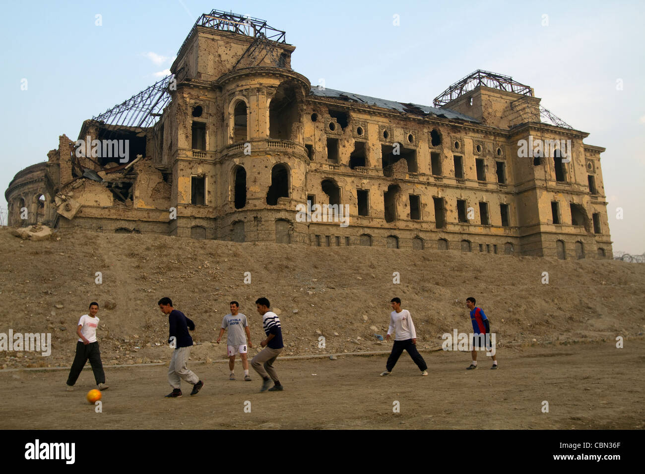 Afghanen Fußballspielen vor Darul-Aman-Palast zerstört 1992 Bürgerkrieg Kabul-Afghanistan Stockfoto