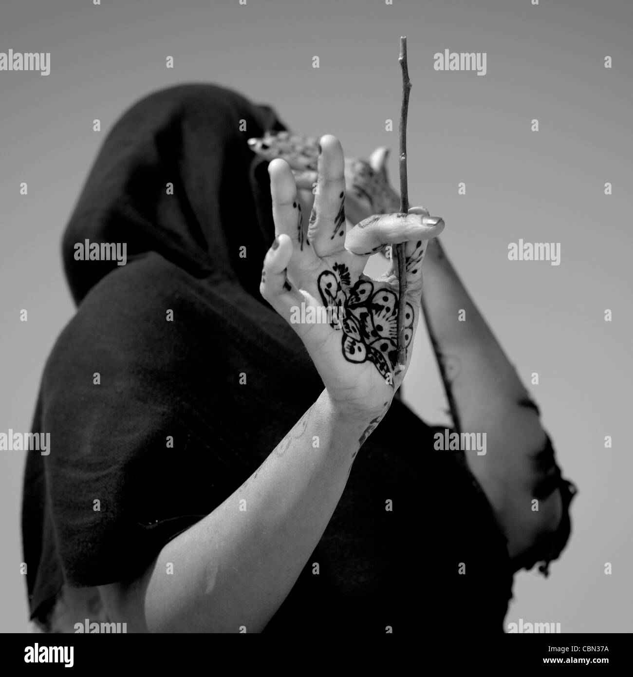 Frau mit Henna bemalte Hand und Holz Stick bekommen nur ungern fotografiert Bereich Berbera Somaliland Stockfoto