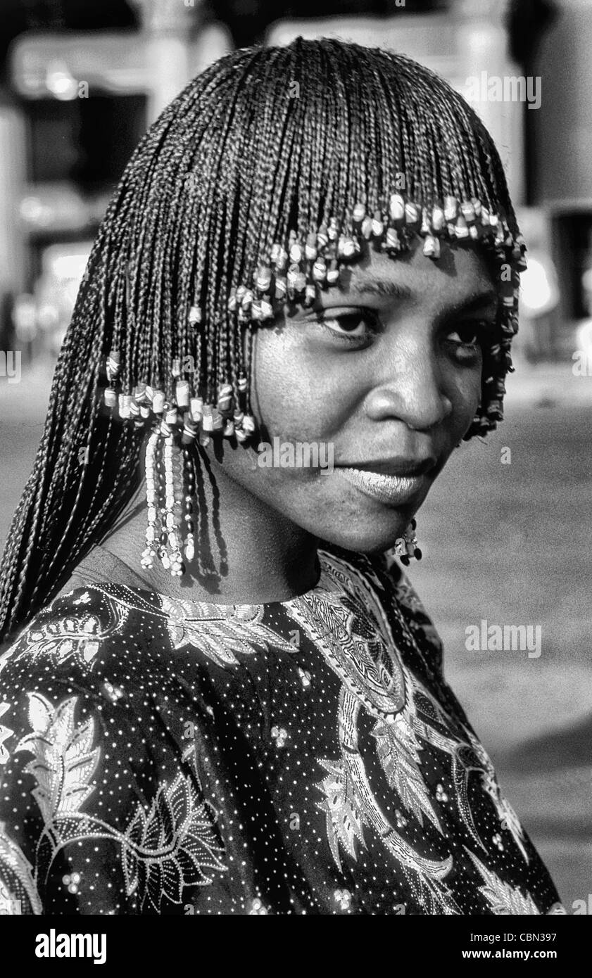 Schöne Kamerun Afrika Frau in native Kostüm mit Kopfschmuck und bunten Kostüm im grünen Kleid Stockfoto