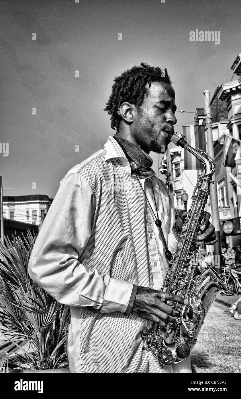 Schwarzer Mann spielt Saxophon in der Gay Pride Wochenende rosa Feier in der Homosexuell Castro District von San Francisco Kalifornien Stockfoto