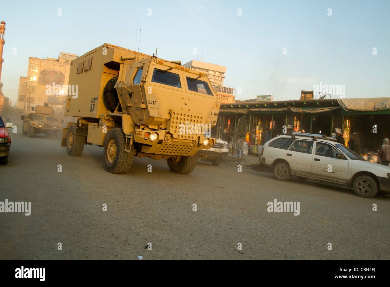 Amerikanische Soldaten in gepanzerten Fahrzeugen in den Straßen von Kabul Afghanistan Stockfoto