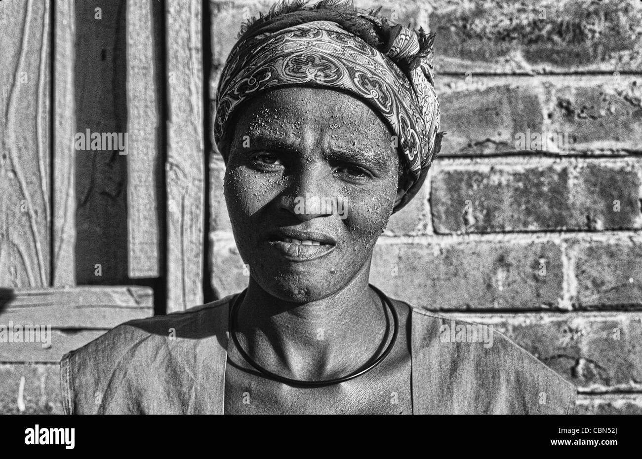Südafrika-Zulu Frau zu Hause in der Nähe von Durban Stockfoto