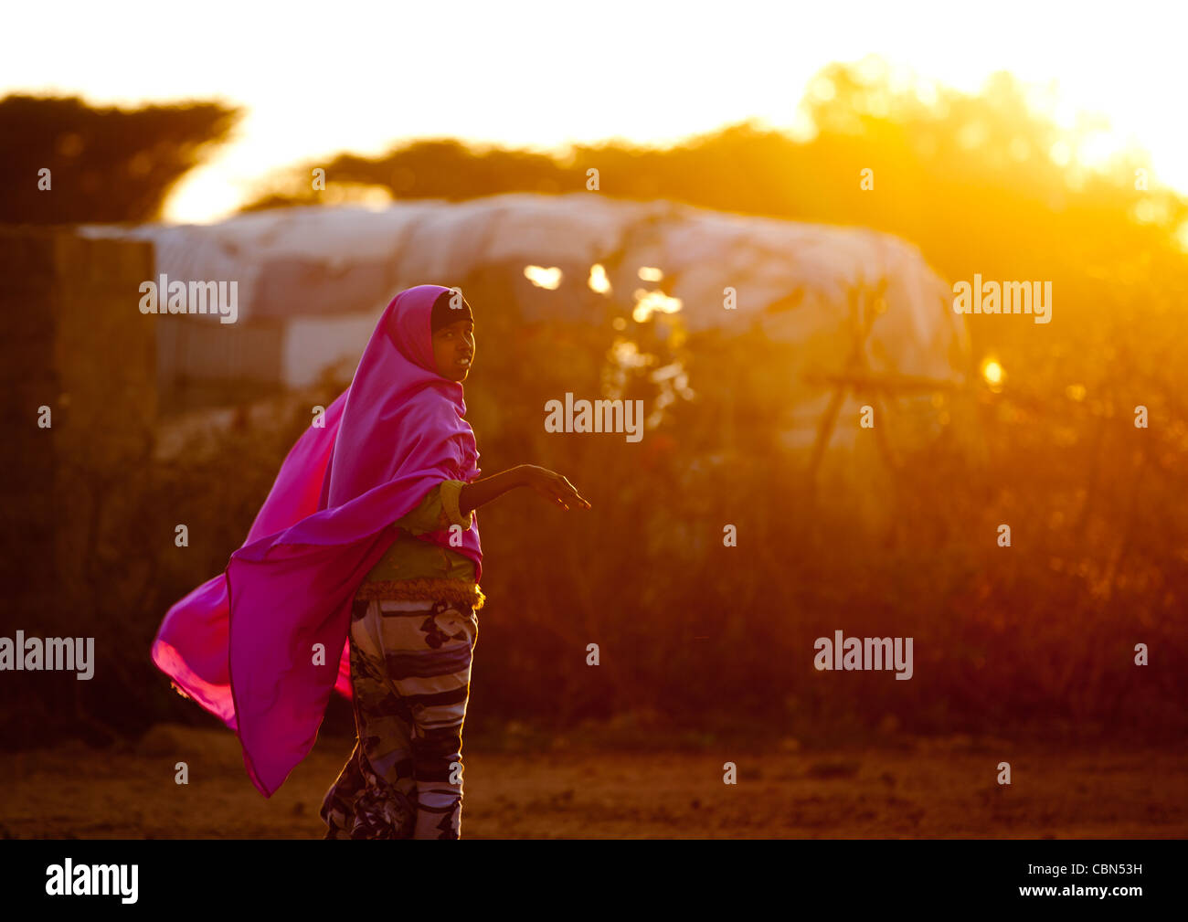 Eine Gleitkommazahl im Wind rosa Schleier schöne Frau bei fallenden Licht In Baligubadle, Somaliland Stockfoto
