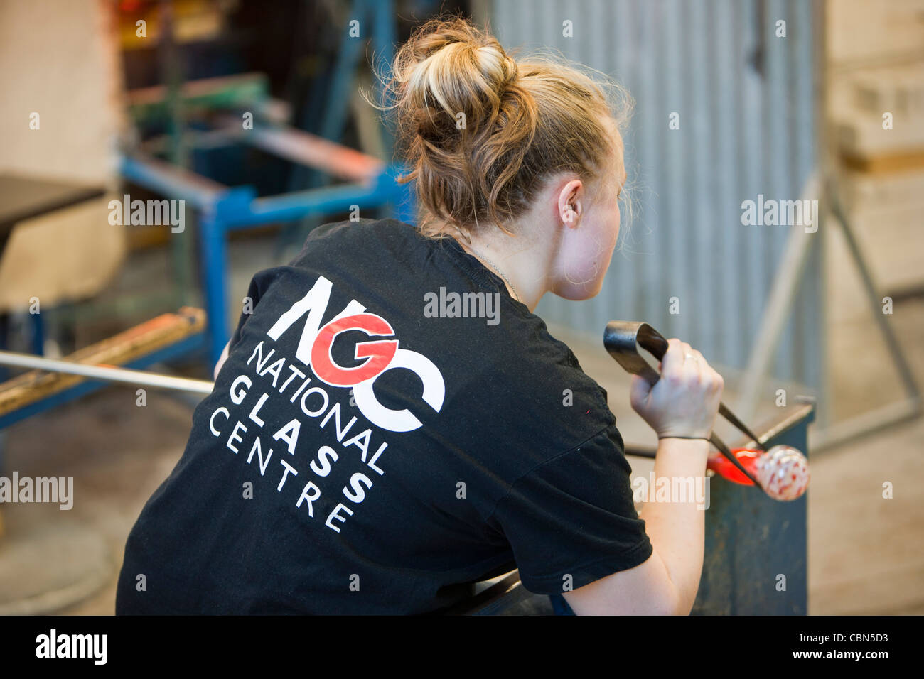 Eine Frau, die Glasbläserei am National Glass Centre in Sunderland, Nord-Ost, UK. Stockfoto