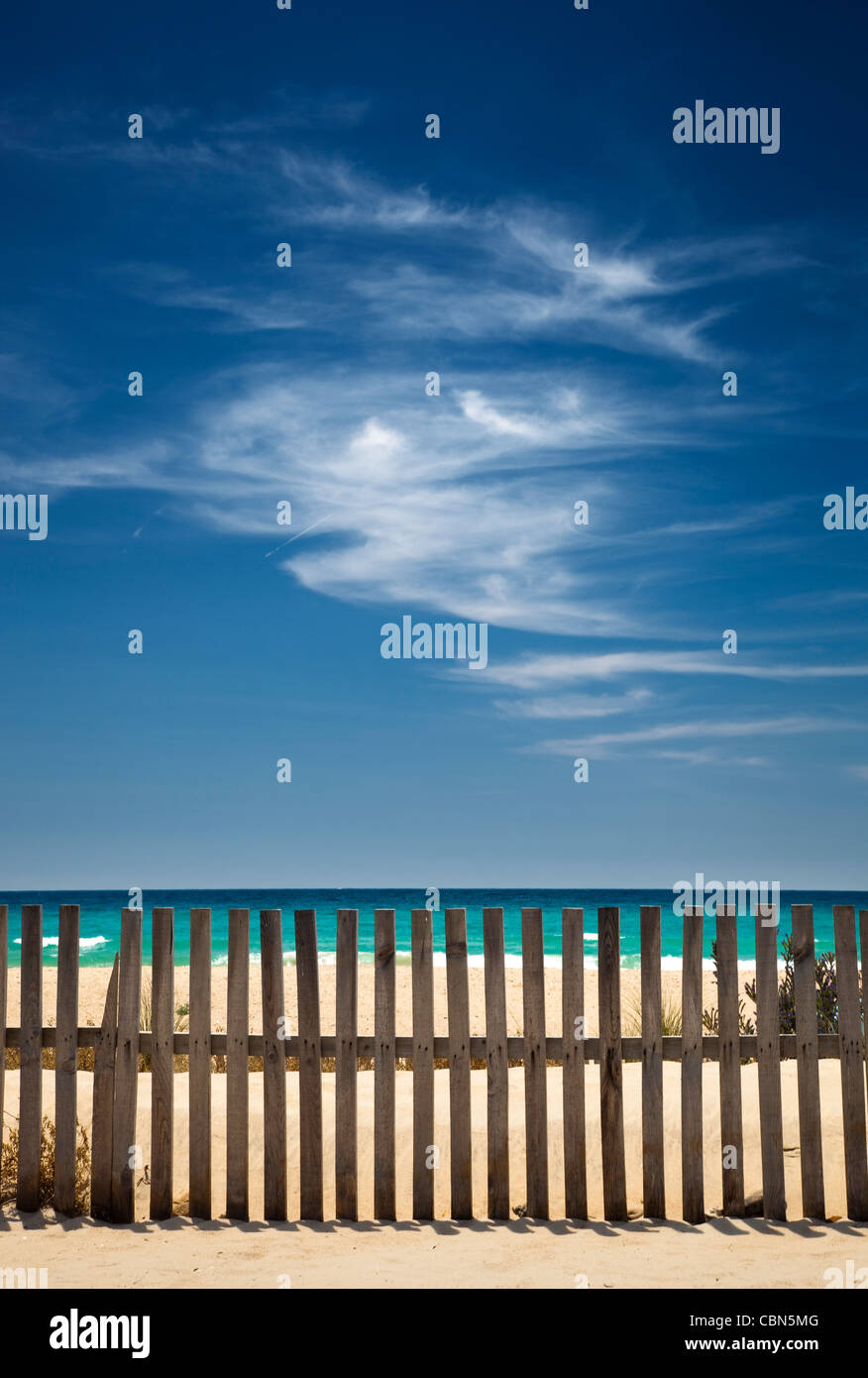 Himmel mit Wolken am Strand mit einem Holzzaun Stockfoto