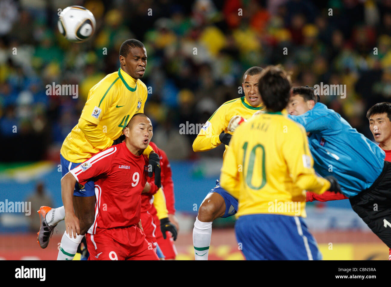 Nordkorea Torwart Ri Myong Guk schlägt den Ball Weg während einer FIFA WM-Spiel gegen Brasilien im Ellis Park Stadium. Stockfoto