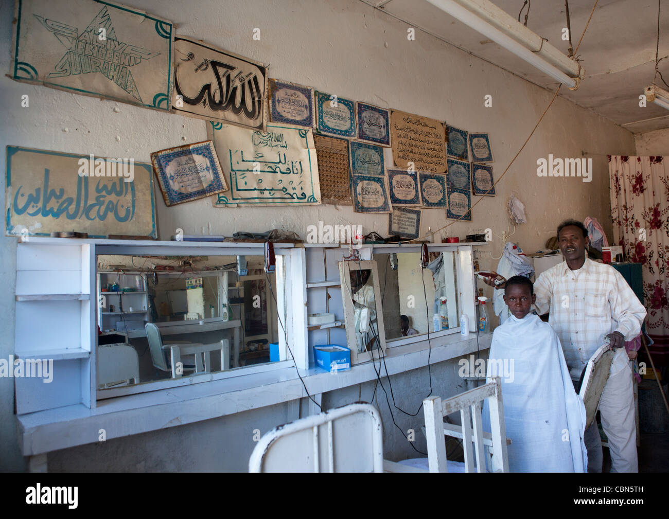 Innere des Barber Shop junge, Haare schneiden Boorama Somaliland Stockfoto