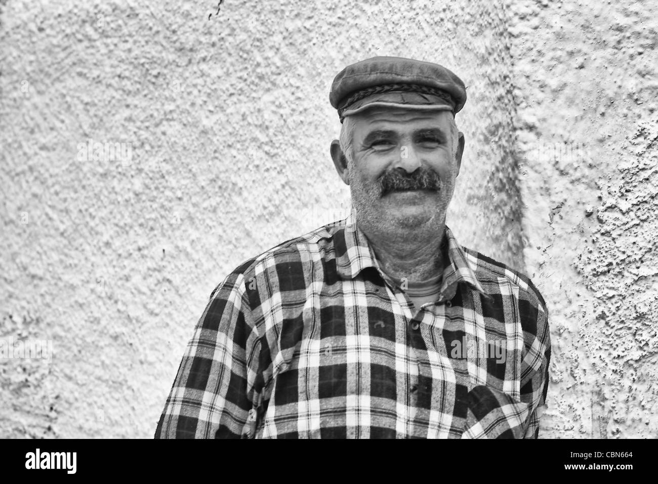 Porträt von lokalen Mann durch die weißen Gebäude der Oia Santorini Griechenland Stockfoto