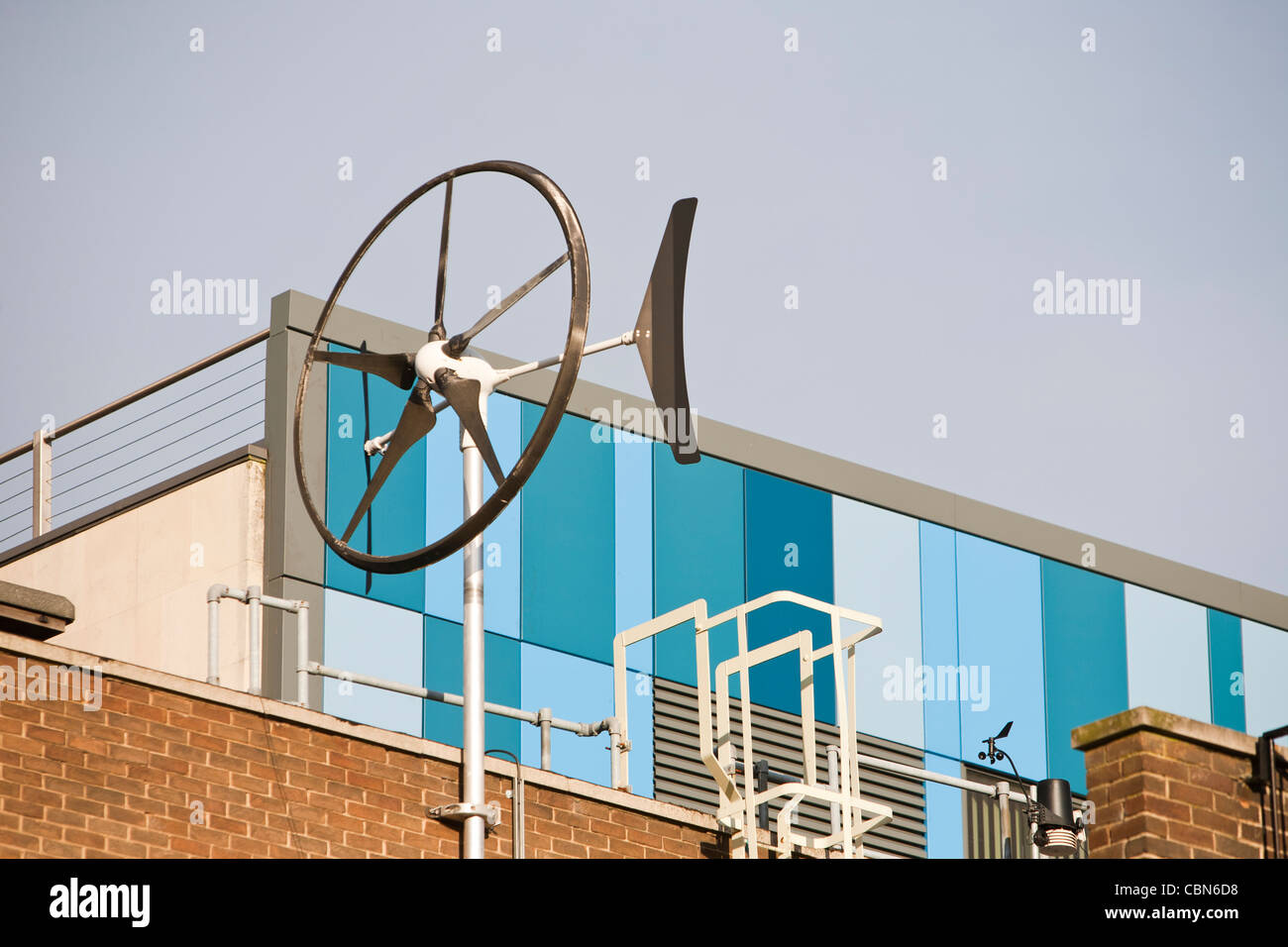 Eine vertikale Achse Windkraftanlage auf Newcastle-Campus der University of Northumberland, UK. Stockfoto