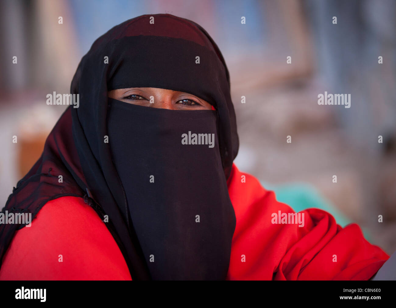 Schwarzen Niqab Verschleierte Frau Porträt In Boorama Somaliland Stockfotografie Alamy
