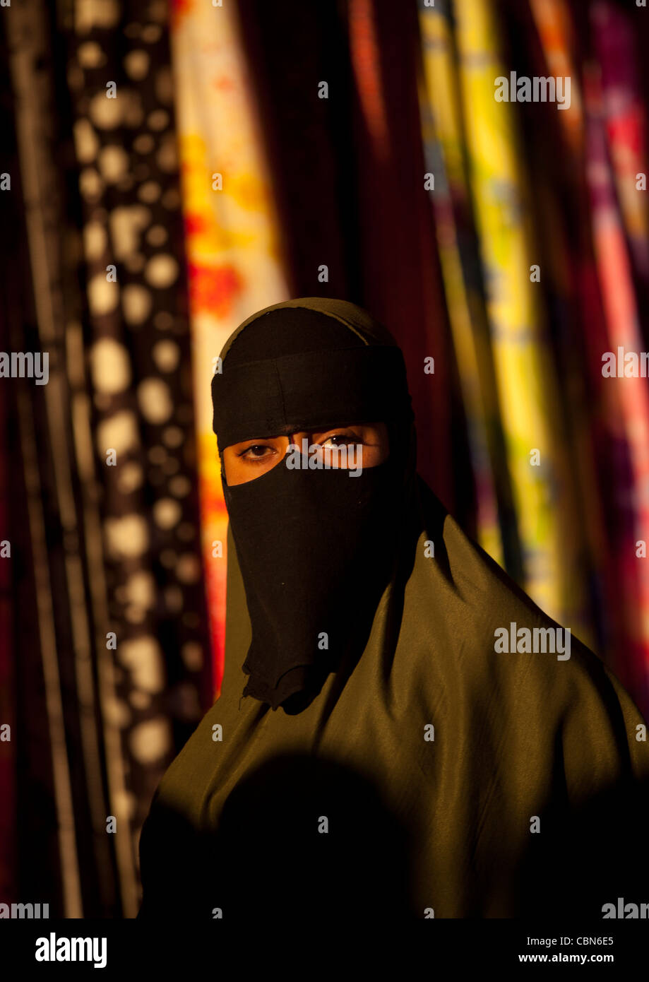 Schwarzen Niqab verschleierte Frau Porträt In Boorama Somaliland Stockfoto