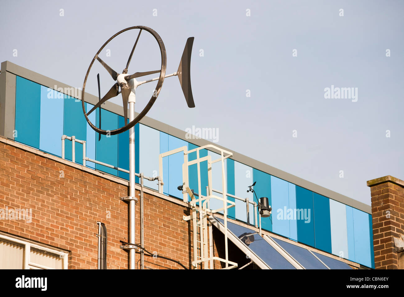Eine vertikale Achse Windkraftanlage auf Newcastle-Campus der University of Northumberland, UK. Stockfoto