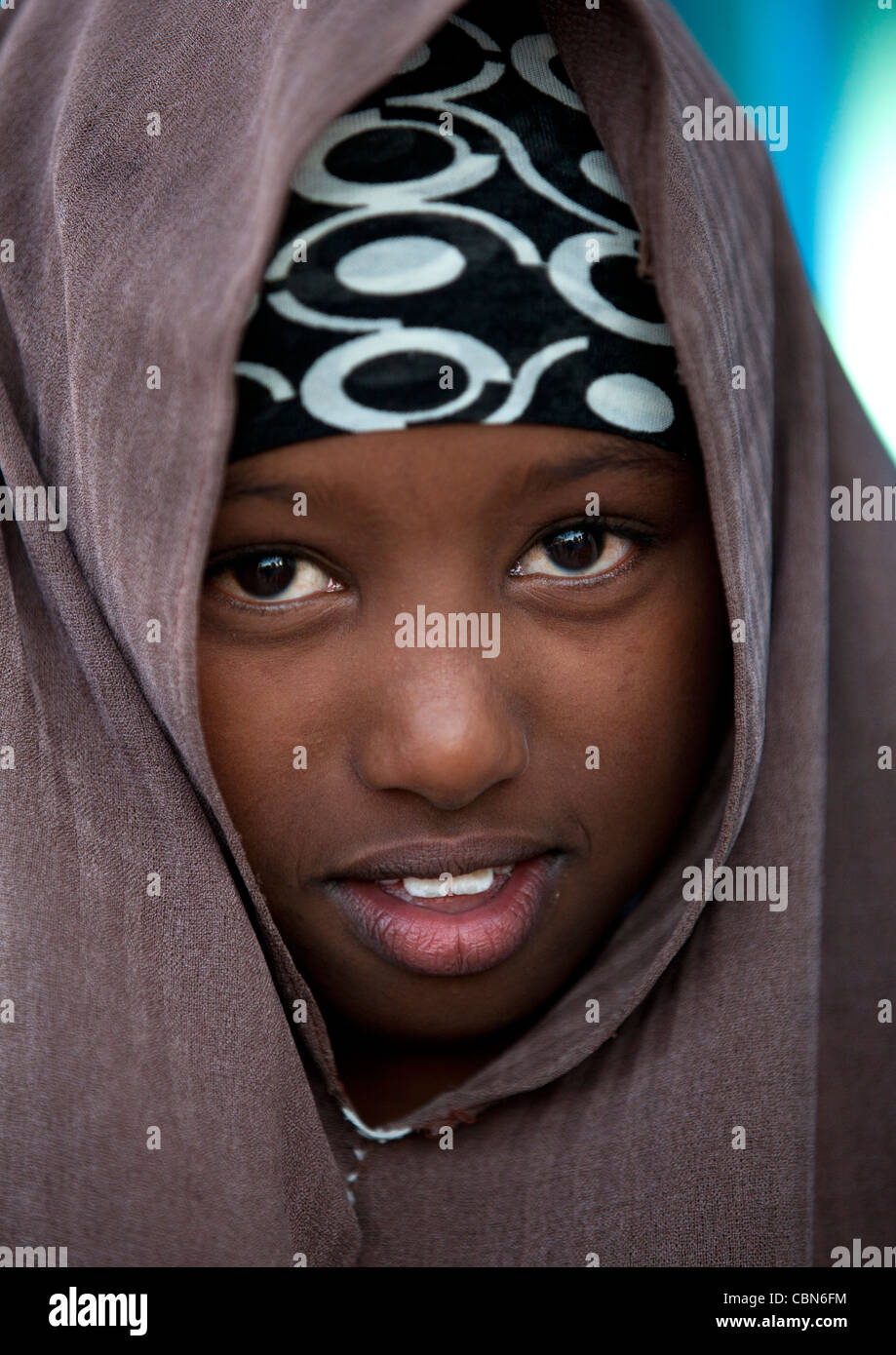 Lächelnde junge schwarze Mädchen In braunen Schleier Portrait Boorama Somaliland Stockfoto