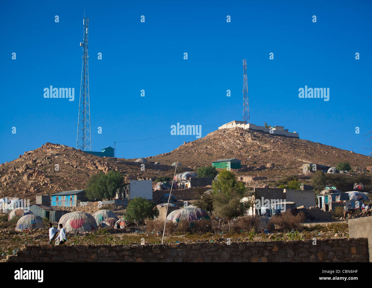 Antennen auf Hügeln und Slum-Hütten-Dorf hinunter Boorama Somaliland Stockfoto