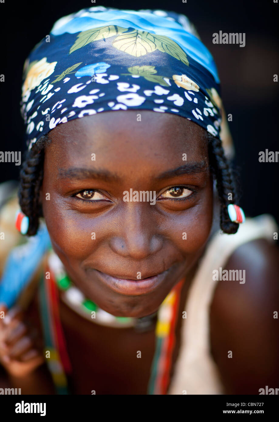Mudimba Mädchen trägt eine Stirnband, Dorf Combelo, Angola Stockfoto