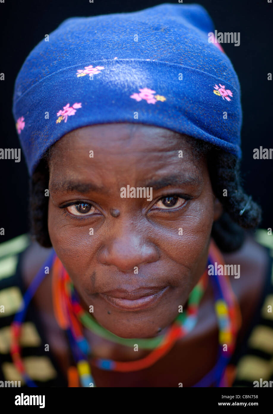 Mudimba Frau trägt eine Stirnband, Dorf Combelo, Angola Stockfoto