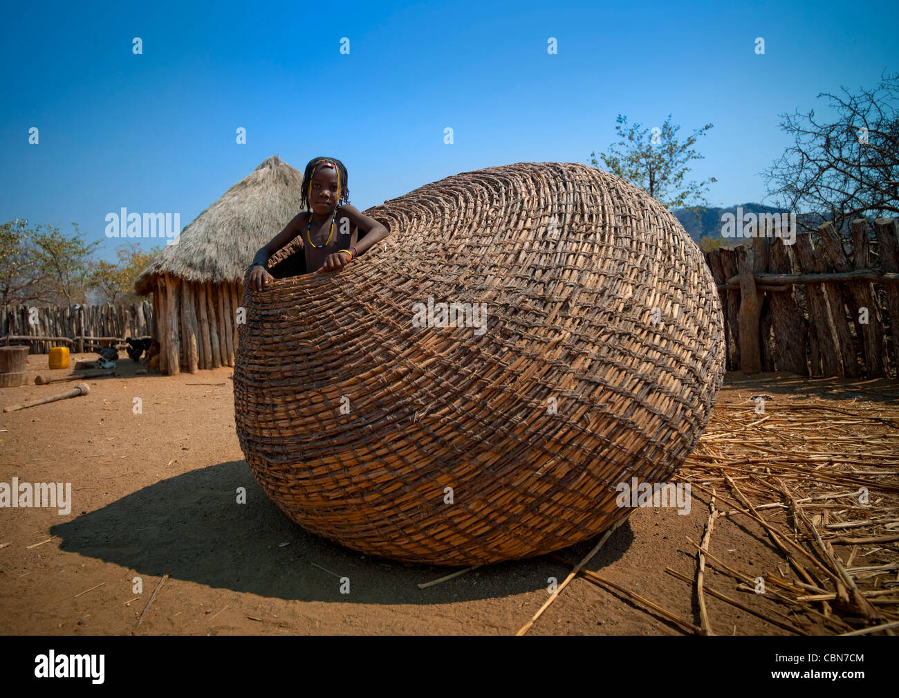 Mudimba Mädchen In einen riesigen Korb, Angola Stockfoto
