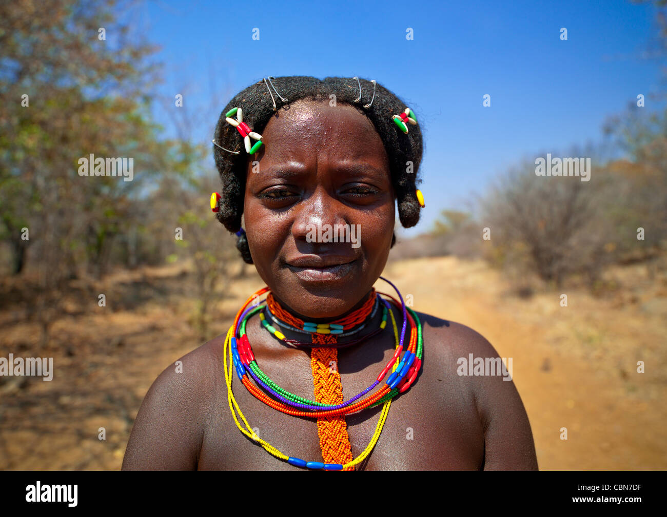Mudimba Frau mit traditionellen Frisur tragen Perlenketten, Angola Stockfoto