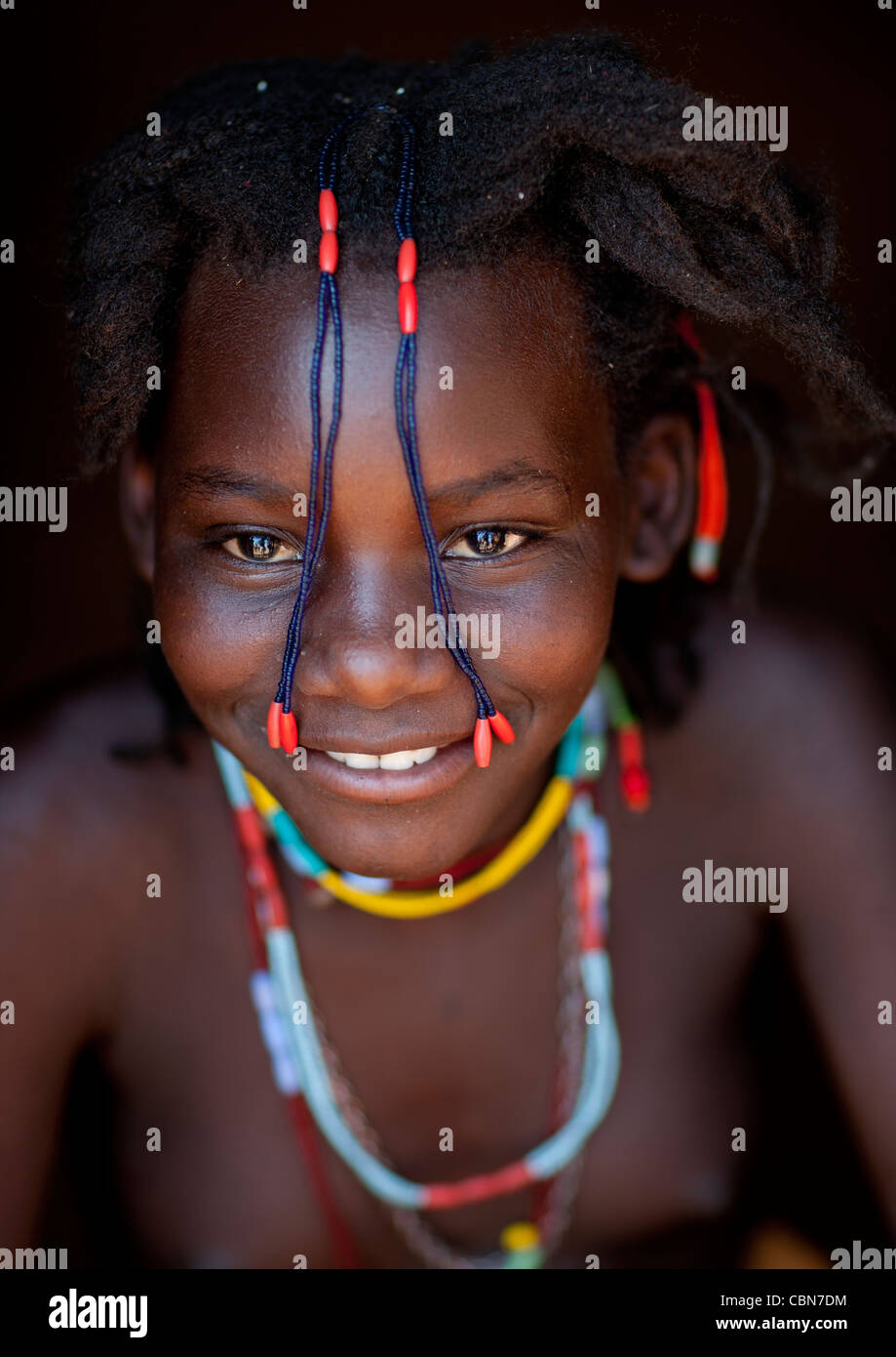 Mudimba Mädchen mit Zöpfen vor dem Gesicht namens Misses Fina, Angola Stockfoto