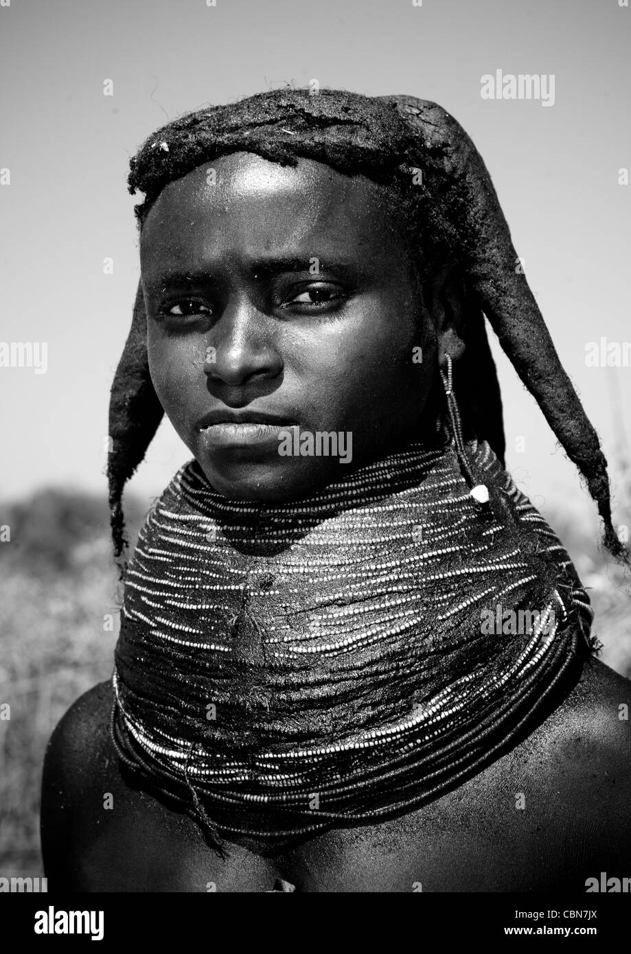 Mumuhuila Mädchen mit einem riesigen Schlamm-Halskette, Hale Dorf, Angola Stockfoto