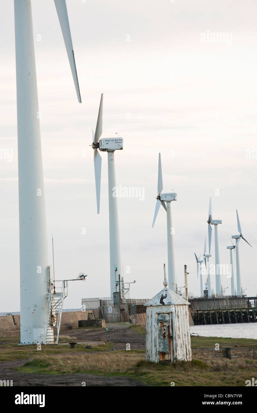 Windkraftanlagen auf den Hafen von Blyth in Northumberland, England. Stockfoto