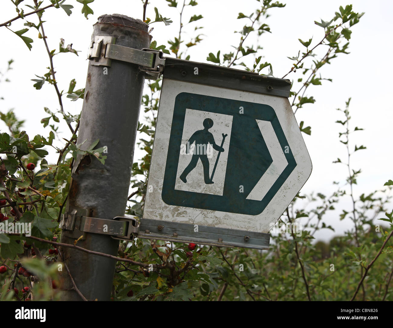 Ungewöhnliche Wanderweg-Zeichen mit einem Mann und ein Mitarbeiter oder Gehstock-symbol Stockfoto