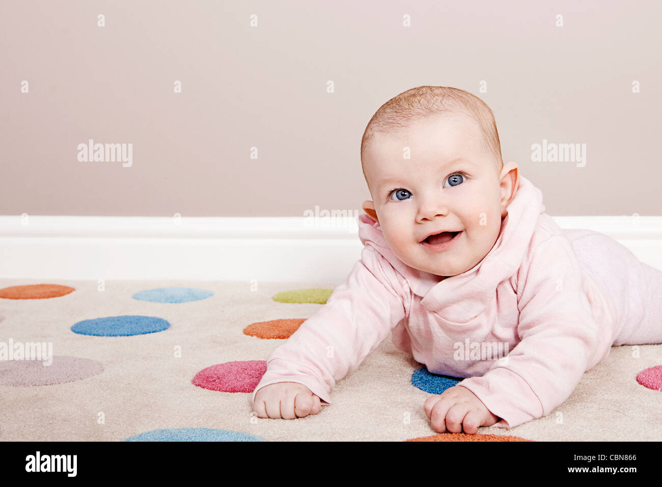 Baby lächelt in die Kamera Stockfoto