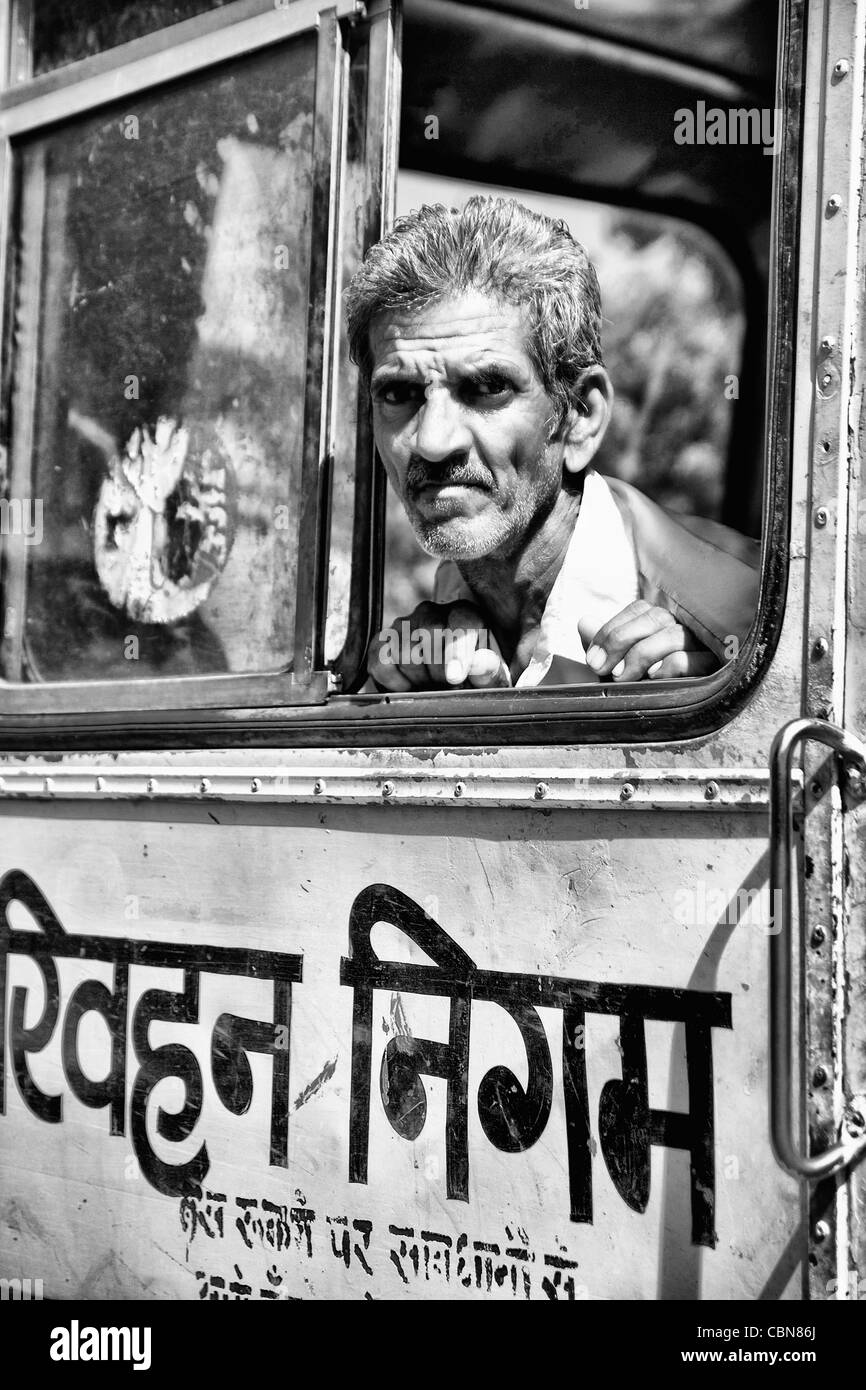 Traditionelle Hindu Mann auf alten Bus in Jaipur Rajasthan Indien Stockfoto