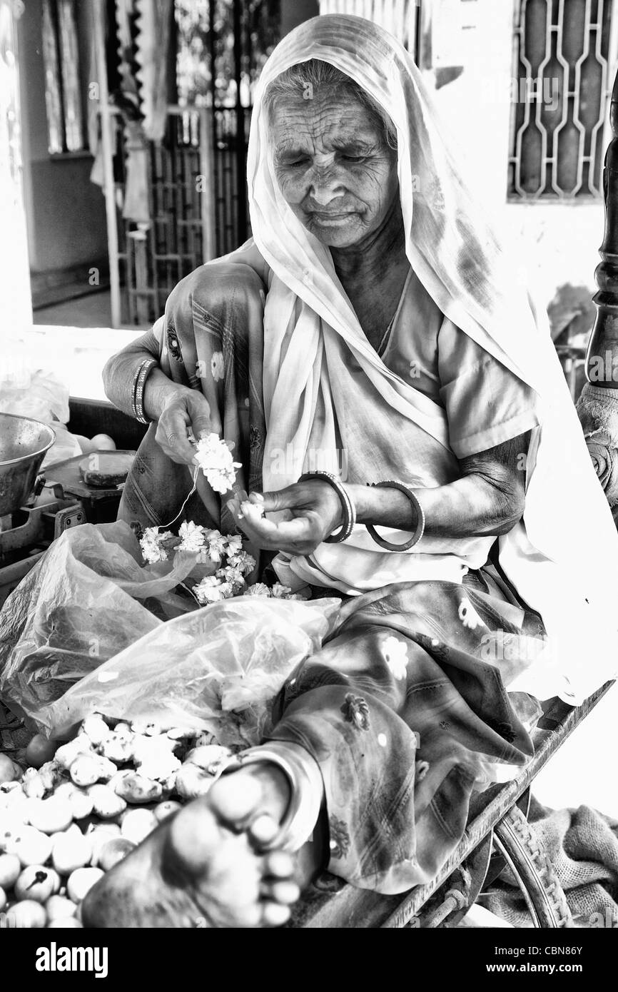 Porträt der älteren Frau Hindu Anbieter in Jaipur Rajasthan Indien Stockfoto