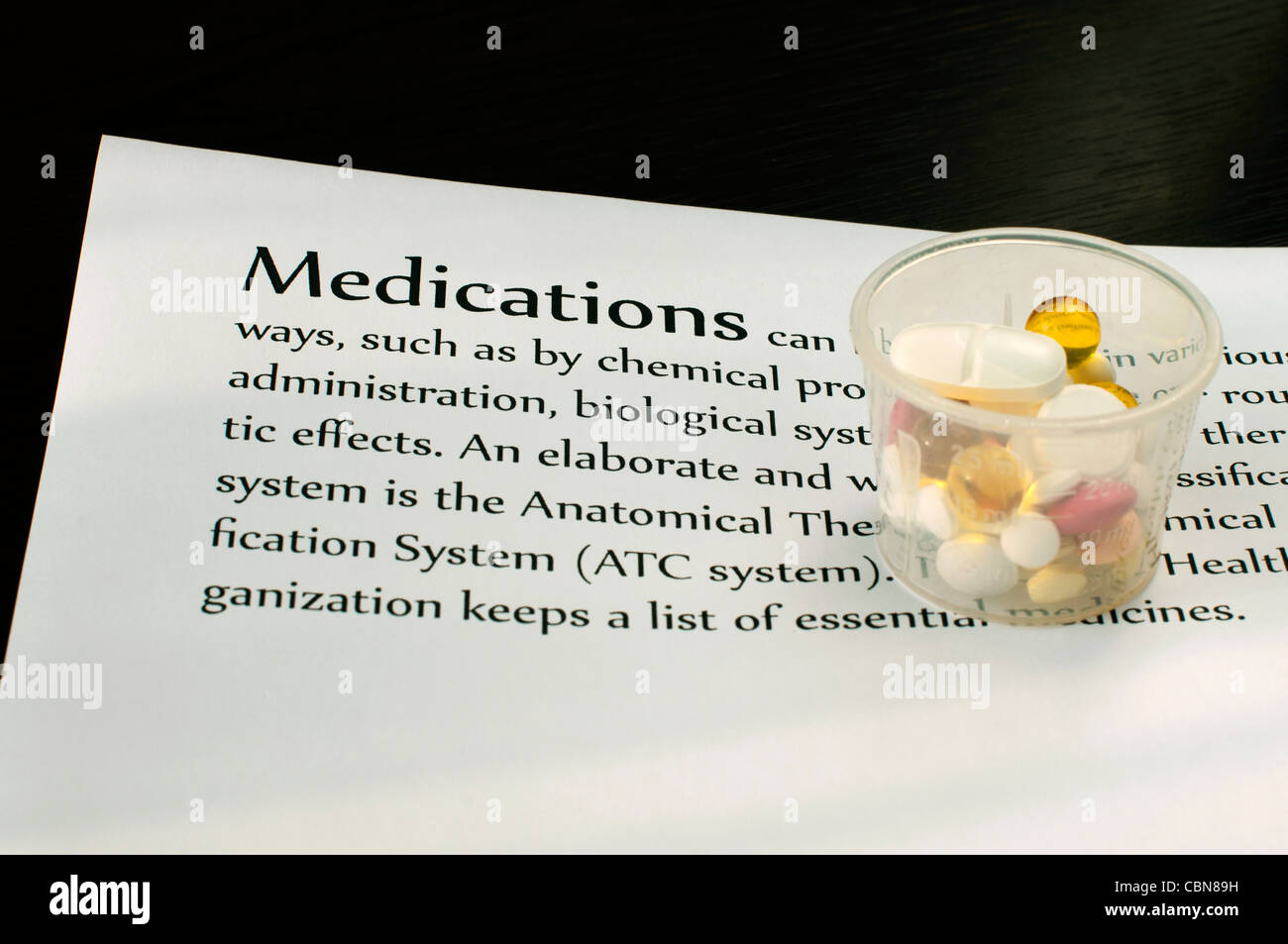 Drogen auf dem Notenblatt mit Text Medikamente Stockfoto