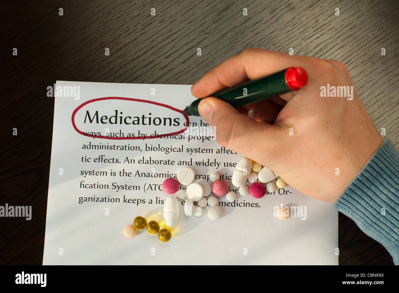 Drogen auf dem Notenblatt mit Text Medikamente. Hand-schreiben auf Papier Stockfoto