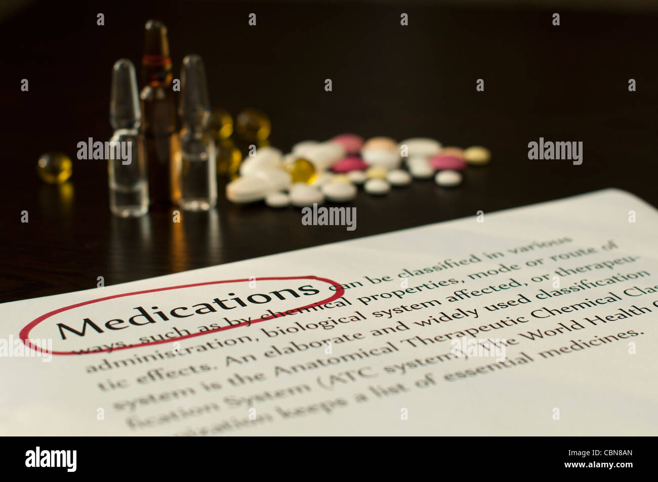 Drogen und Papier mit Text Medikamente. Rot markiert Stockfoto