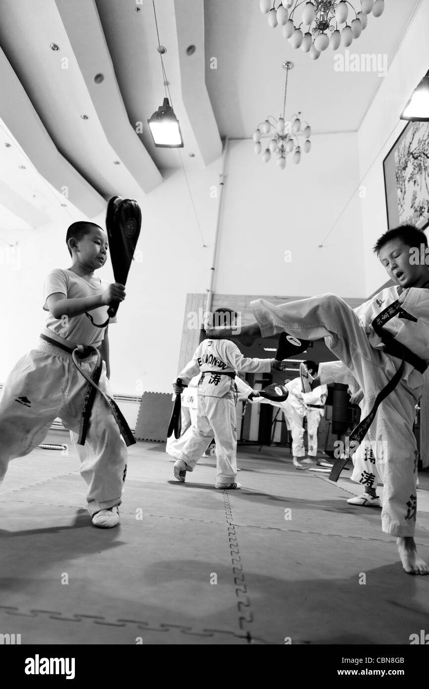 Taekwondo Training Klasse an der BoTao Taekwondo-Schule in Beijing Chaoyang Gymnasium Stockfoto