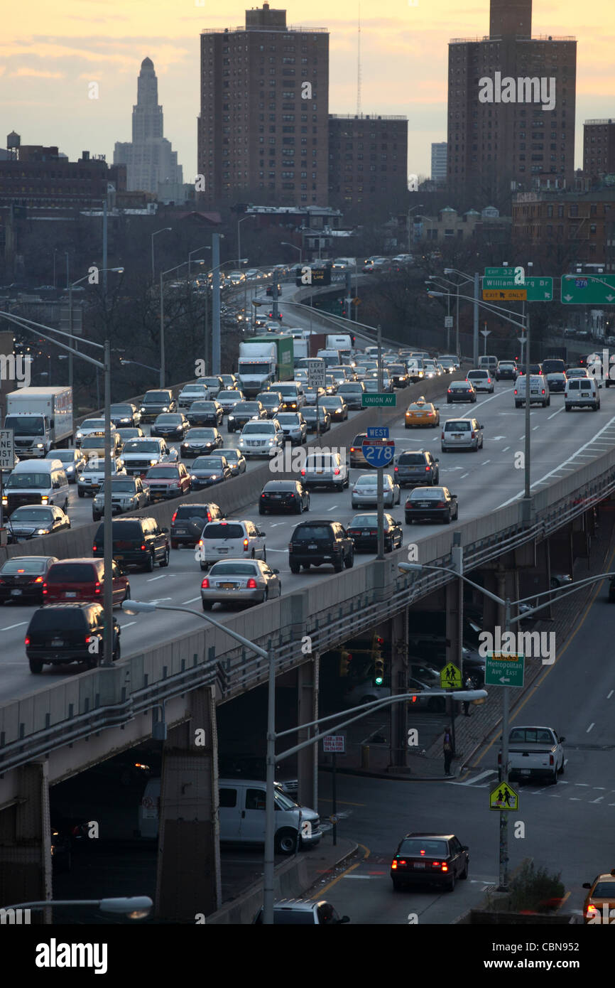 Verkehr, Manhattan zu verlassen, Eile unser Verkehr halterlose Brooklyn Queens Expressway, Williamsburg, New York City, NYC, USA Stockfoto