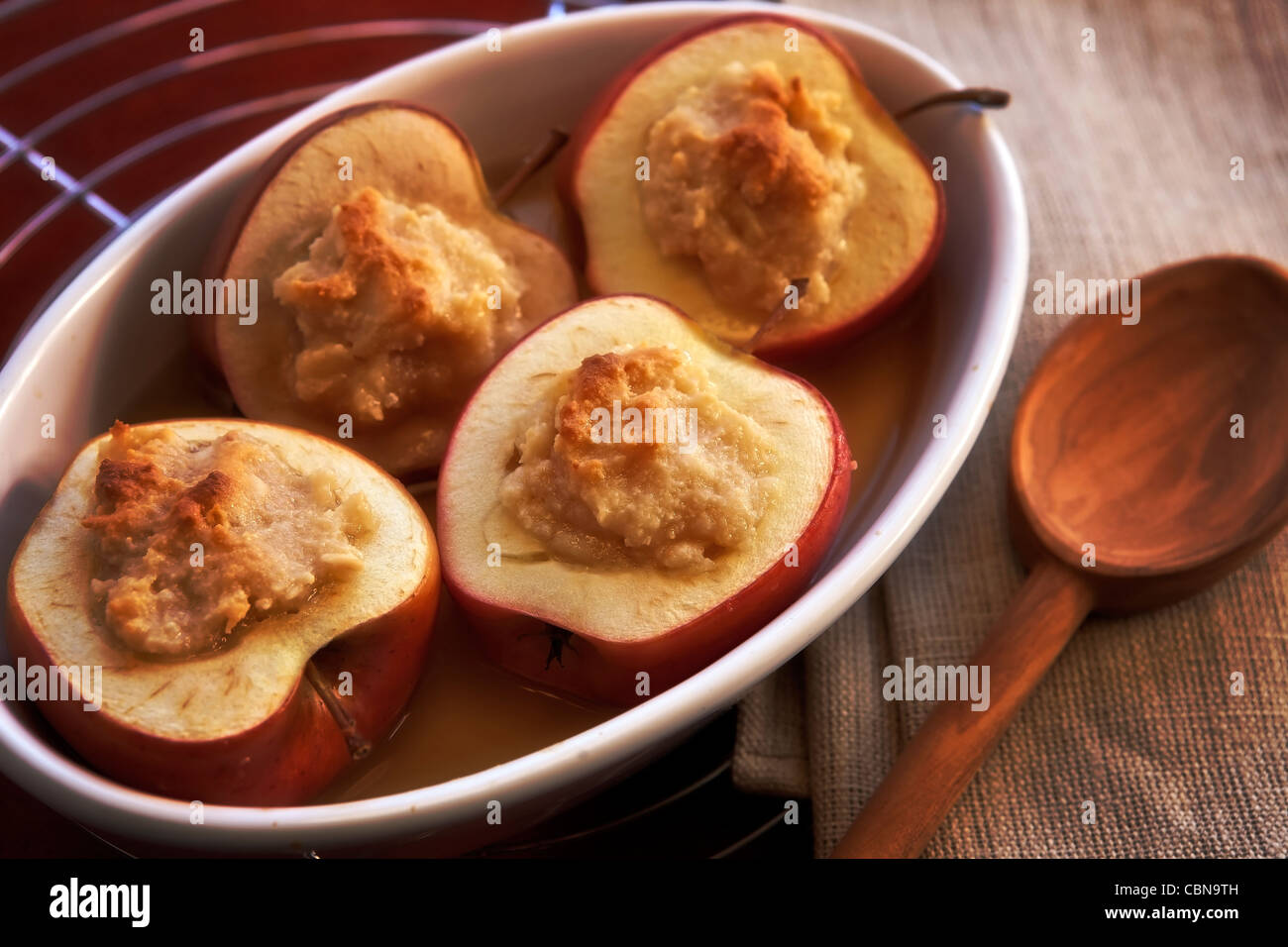 Bratäpfel gefüllt mit Amaretti und Marzipan Stockfoto