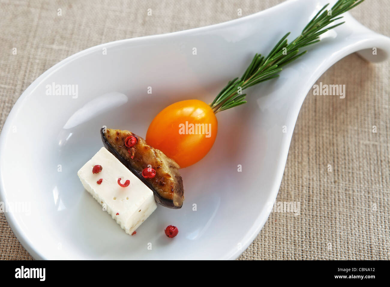 Auberginen und Feta-Käse-Spieße mit Rosmarin Stockfoto