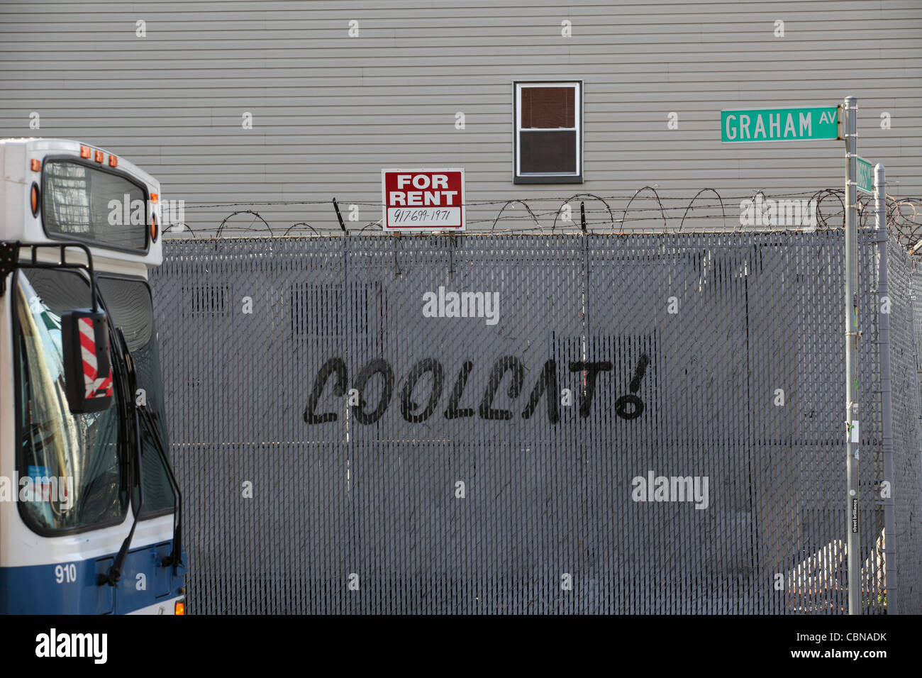 "Coolcat: Graffiti auf Zaun Graham Avenue, Williamsburg, Brooklyn, New York City, New York, USA Stockfoto