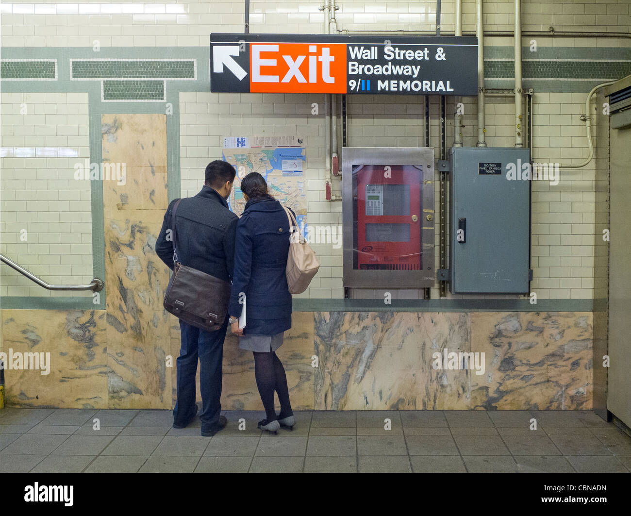 Ein Paar, das sich eine U-Bahn-Karte an der Wall Street Station in Manhattan NYC ansieht Stockfoto