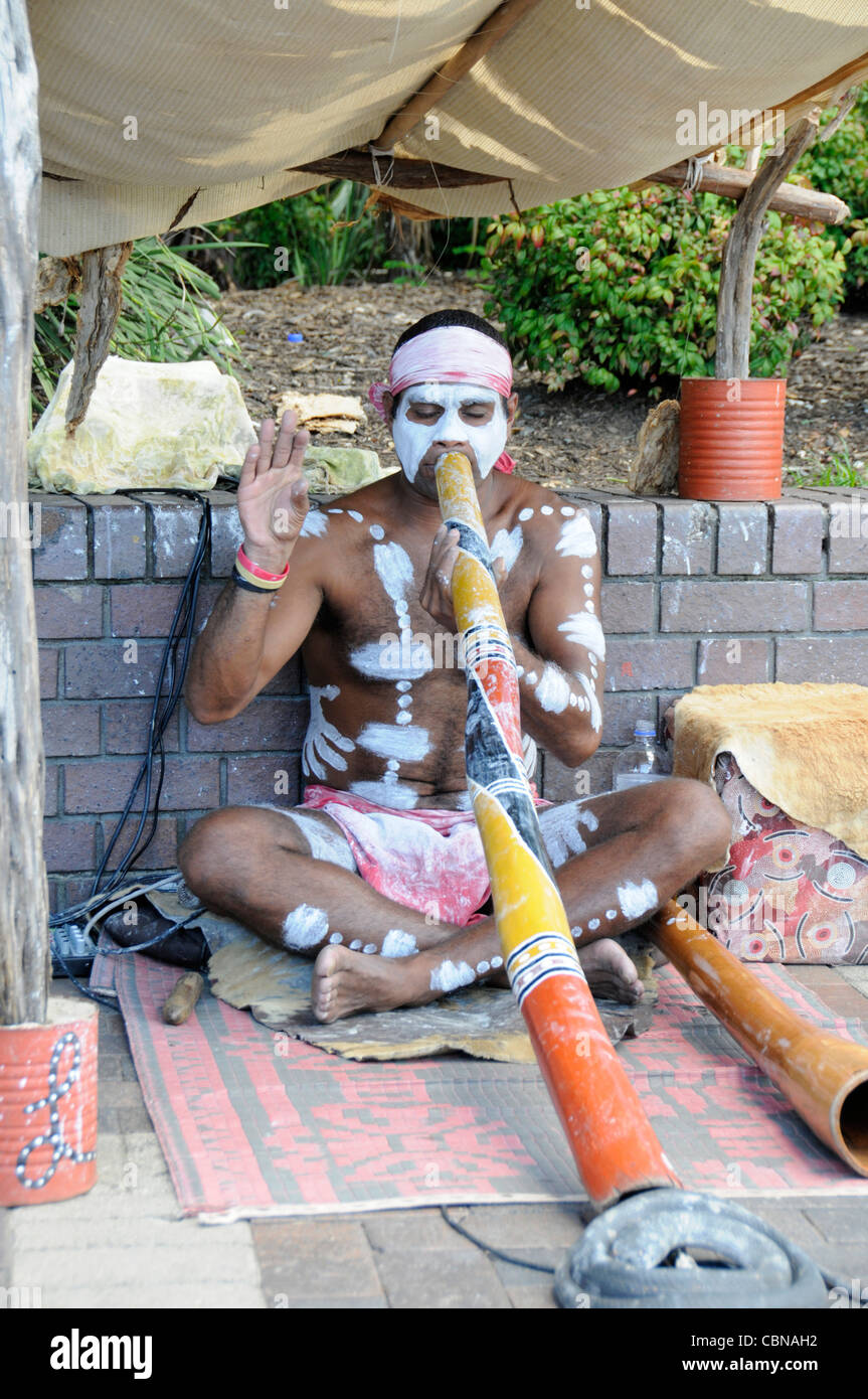 Ein Aborigine-Straßenmusiker spielt sein Didgeridoo als Touristenattraktion am Circular Quay in Sydney, New South Wales, Australien Stockfoto