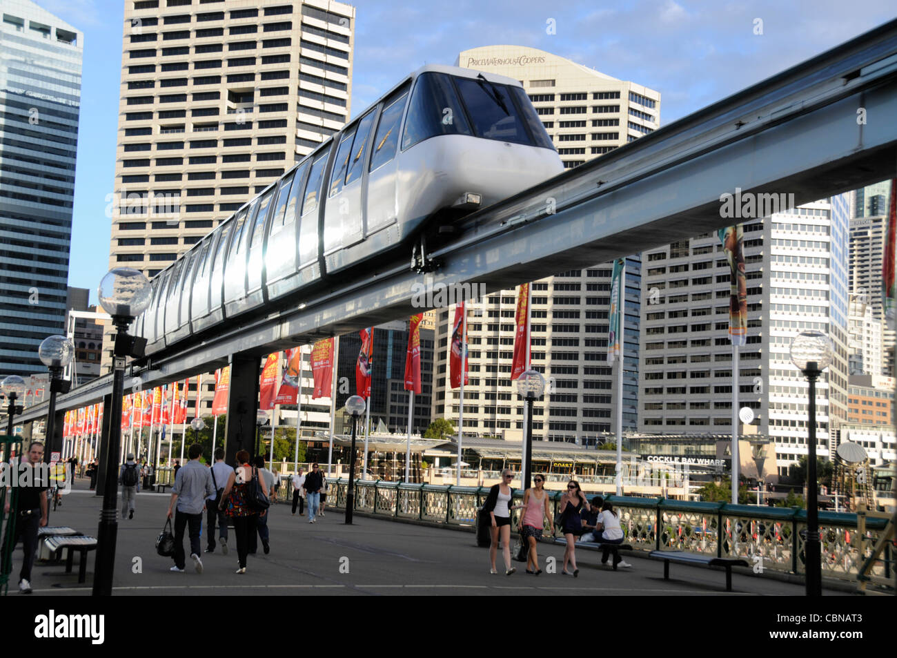 Eine Sydney CBD-Einschienenbahn, die auf einer Überkopfstrecke im Darling Harbour in Sydney, New South Wales, Australien, fährt Stockfoto