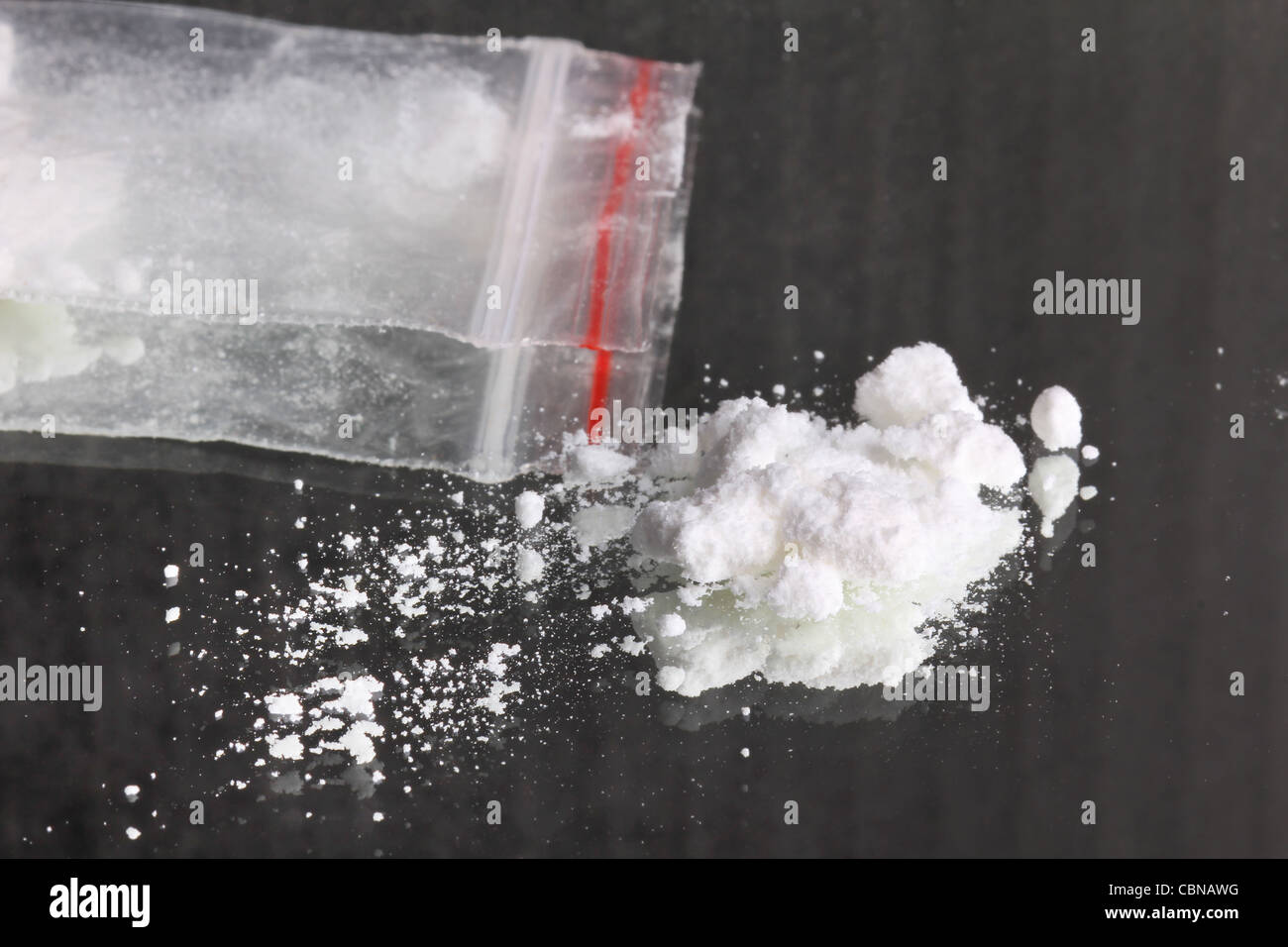 Kokain-Stapel und Tasche mit Kokain, Nahaufnahme Stockfoto