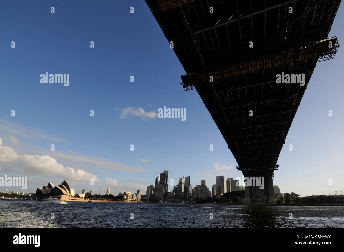 Harbour Bridge am Milsons Point mit Blick auf die Skyline von Sydney mit dem Circular Quay und dem Opernhaus, Sydney, Australien Stockfoto