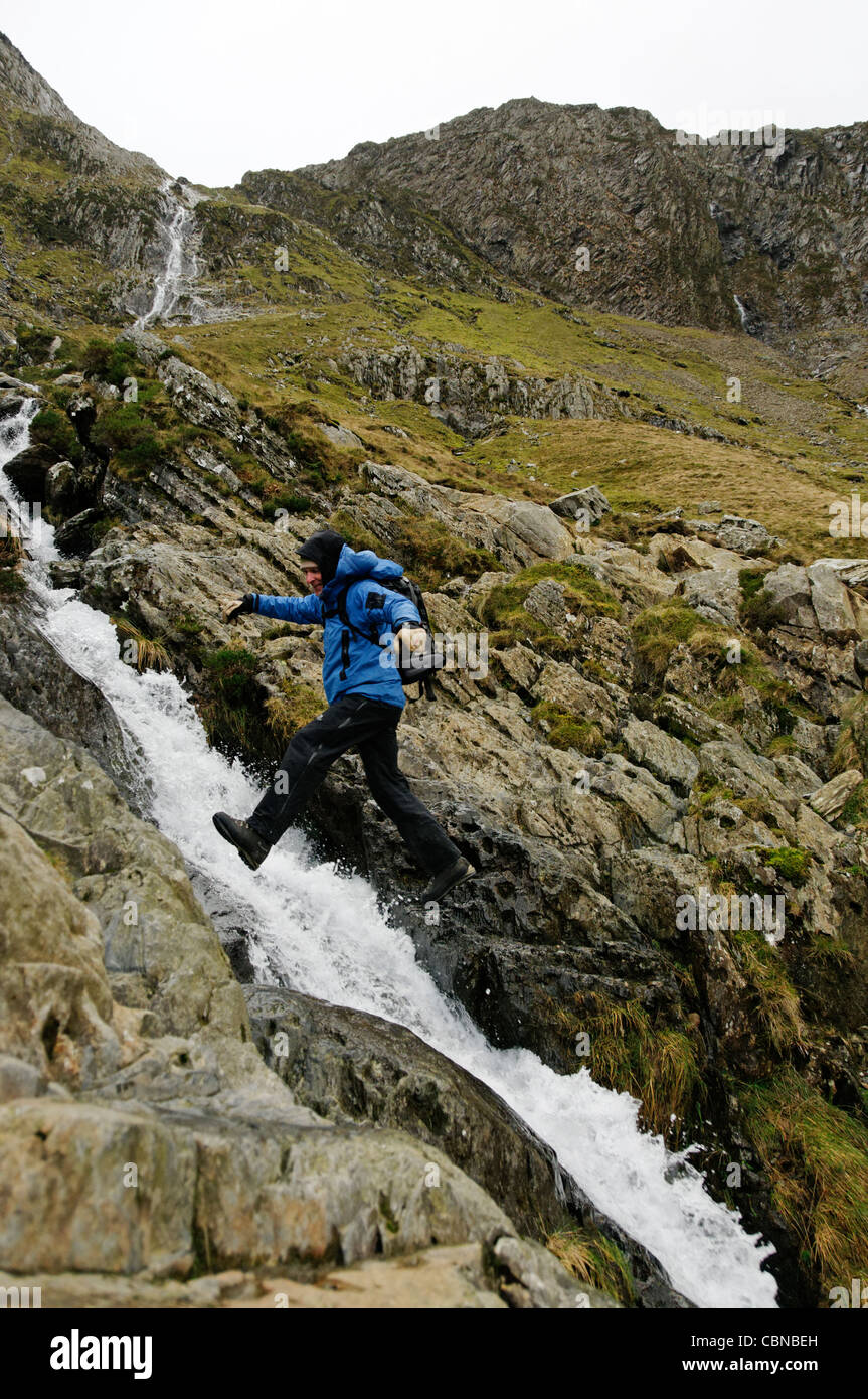 Ein Walker Idwal Wildbach Cwm Idwal Stockfoto